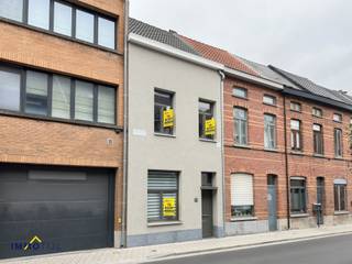 <strong>Volledig instapklare woning met tuin te centrum Aalst!</strong><br /><br />Deze <strong>recent vernieuwde woning</strong> beschikt op het gelijkvloers over een inkomhal, g<strong>ezellige woonkamer met eetplaats en bureau, volledig ingerichte keuken en een moderne badkamer </strong>(inloopdouche met regendouche, lavabomeubel, toilet en aansluiting wasmachine/droogkast). Op de 1ste verdieping vindt men <strong>2 ruime slaapkamers.</strong> Op de tweede verdieping is nog een <strong>extra slaapkamer en een 2de badkamer</strong> (bad en toilet) terug te vinden. <br /><br />Achteraan bevindt zich de <strong>diepe tuin met charmant terras.</strong> <br /><br />Deze woning is voorzien van<strong> alle hedendaags comfort;</strong> hoogrendementsbeglazing, CV op aardgas, gunstig EPC, elektriciteit conform AREI, ...<br /><br />Ideaal gelegen <strong>op wandelafstand van het stadscentrum.</strong> Alle belangrijke voorzieningen zoals winkels, scholen, openbaar vervoer en recreatiemogelijkheden bevinden zich in de onmiddellijke nabijheid. Dankzij de vlotte verbinding met de N9 en de E40 geniet je van een uitstekende bereikbaarheid richting Brussel, Gent en de omliggende gemeenten. <br /><br />Voor meer info en/of een bezoek, contacteer ons via steffen@immotijl.be of 053/42 46 99.