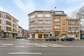 Handelsruimte op commerciële toplocatie op de grens Molenbeek-Dilbeek.Gelegen langs de N8 met uitstekende visibiliteit en kortbij invalswegen.Deze...