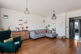 <p>Welkom in de Chrysantenstraat, waar op de tweede verdieping een appartement wacht dat precies doet wat het moet doen: goed wonen makkelijk maken.<br />Geen groot appartementsblok, geen overbodige kosten, wel een kleinschalig gebouw met betonstructuur en lage gemeenschappelijke kosten. Rustig, degelijk en overzichtelijk.</p>
<p>Binnen? Licht en logisch.<br />De open leefruimte ligt aan de straatkant en brengt zithoek, eetruimte en keuken mooi samen. Alles loopt vlot in elkaar over, zonder in te boeten aan ruimte of comfort. Koken terwijl je gasten aan tafel zitten? Check. Voldoende daglicht? Dubbel check.</p>
<p>Achteraan vind je twee slaapkamers: één ruime slaapkamer, en een tweede compactere kamer die zich moeiteloos laat invullen als kinderkamer, bureau of dressing. Flexibel wonen, zoals het vandaag hoort.</p>
<p>De badkamer is praktisch en comfortabel, met een ligbad (inclusief douchefunctie) en lavabo.<br />Verder is er een apart toilet en een verrassend nuttige berging met aansluiting voor wasmachine en extra opslag. Klein detail, groot gemak: hier draait je was gewoon door, zonder dat iemand er last van heeft.</p>
<p>Ook technisch zit alles snor: conforme elektriciteit, een condensatieketel voor efficiënte verwarming en een <strong>EPC met een mooie groene B</strong>. Dubbele beglazing, veiligheidsdeur en een fietsenstalling maken het plaatje compleet.</p>
<p>Extra’s die tellen:<br />- Instapklaar appartement<br />- Kleinschalig gebouw met betonstructuur<br />- EPC B<br />- AREI conform <br />- Lage gemeenschappelijke kosten: 80€/mnd (incl water)<br />- Fietsenstalling<br />- Vraagprijs = richtprijs<br /><br />Benieuwd om het zelf te ontdekken? Wij leiden je graag rond.</p>