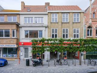 In dé winkelstraat van Diksmuide kan u deze handelseigendom terugvinden bestaande uit een verhuurde winkel van ca. 157m² met bovenliggende stockageruimte op de verdiepingen, een opslagplaats/magazijntje met garage van ca. 183m² (op heden leegstaand) en een appartement van ca. 163m² met aparte ingang. &gt; Ingericht en lichtrijk handelspand op het gelijkvloers van ca. 157m² met bovenliggende verdiepingen (te renoveren) - gebruikt als stockageruimte door de winkel - die momenteel verhuurd is aan Hans Anders. Aanwezigheid van kelder. &gt; Achtergelegen magazijntje/berging/opslagruimte van ca. 183m² met garage die bereikbaar is met aparte toegang via de Stovestraat. &gt; Appartement met aparte toegang via Generaal Baron Jacquesstraat bestaande uit inkomhal met trap, kelder, leefruimte, keuken, badkamer en 2 slaapkamers. Momenteel niet verhuurd. Opbrengsteigendom met potentieel en grote gevelbreedte gelegen op een super commerciële ligging in het centrum van Diksmuide.Plannen, huurcontract en andere info beschikbaar op kantoor. Aarzel niet DEWAELE te contacteren als dit bedrijfsvastgoed bestaande uit een opbrengsteigendom te koop te Diksmuide u kan interesseren. Dit pand kan onderhevig zijn aan de renovatieverplichting die door de Vlaamse overheid wordt opgelegd voor niet-residentiële gebouwen. Consulteer voor meer informatie de website van het Vlaams Energie- en Klimaatagentschap via https://www.energiesparen.be/nr/renovatieverplichting.