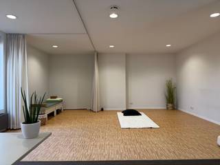 Deze <strong>kantoorruimte van ca. 50 m² </strong>biedt een <strong>flexibele werkomgeving</strong> <strong>binnen een coworkinghub.</strong><br />De open indeling laat <strong>diverse invullingen</strong> toe en vormt de <strong>ideale uitvalsbasis voor ondernemers</strong> die waarde hechten aan <strong>flexibiliteit</strong> en een <strong>verzorgde werkomgeving</strong>. <br />Verder is er een <strong>kitchenette en sanitaire voorziening</strong>, te delen met één ander kantoor op dezelfde verdieping. <br /><br /><strong>Er is een mogelijkheid om bijkomende stockage-/archiefruimte in de kelder bij te huren.</strong><br /><br /><u><strong>Kosten:</strong></u><br /><strong>Gemeenschappelijke kosten</strong>: forfait van €50/maand, inclusief gas- en waterverbruik en onderhoud van de gemene delen. Fiber <strong>Internet</strong>: €22/maand.<br /><strong>Onroerende voorheffing</strong>: ca. €410/jaar ten laste van de huurder.