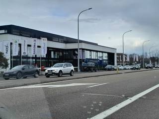 ENERGIENEUTRALE KANTOORRUIMTE van 27,50m² TE HUUR IN MAASEIK.EXTRA INFORMATIE- Maandelijkse huurprijs: vanaf 502 EUR.- Maandelijkse...