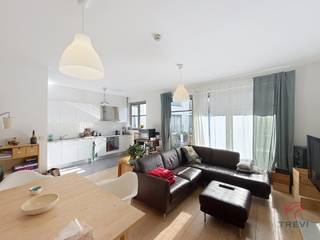 <strong>BRUSSEL – In het hartje van Brussel, tussen het Sint-Katelijneplein en het De Brouckèreplein, in de nabijheid van tal van winkels, transportverbindingen en bars/restaurants zoals Rooftop 58, lichtrijk appartement met 2 slaapkamers van circa 94m² woonoppervlakte gelegen op de eerste verdieping. Het bestaat uit een aangename woonkamer van circa 27m² met toegang tot een terras van circa 9m² op het oosten, een volledig uitgeruste open keuken (oven, kookplaten, afzuigkap, koelkast/vriezer, vaatwasser), een nachthal met een wasruimte/berging met aansluiting voor een machine, een apart toilet met fonteintje, een slaapkamer van circa 11,5m², een slaapkamer van circa 15,5m² met een aangrenzende doucheruimte (douche, wastafel), een badkamer (bad, dubbele wastafel), een kelder van circa 3m² en een parkeerplaats inbegrepen in de prijs.</strong> <br /><br />Voorschot op lasten van 100€/maand (gemeenschappelijke delen). <br />EPC C ! <br />Beschikbaar vanaf 01/06/2026.<br /><br /><span>1e verdieping</span>:<br /><br />Ruime woonkamer van ±27m2 (4,87 x 5,58) met toegang tot terras van ±9m2 met uitzicht op EAST<br />Keuken open voor volledig uitgeruste woonkamer (koelkast / vriezer, oven, kookplaat, afzuigkap, vaatwasser)<br />Nachthal met wasruimte (machineverbinding)<br />Apart toilet met handwas<br />Kamer van ±11,5m2 (2,6 x 4,83)<br />Kamer van ±15,5m2 (3,38 x 4,65) met en-suite doucheruimte (douche, wastafel)<br />Badkamer (badkuip, dubbele wastafel)<br />Kelder nr. CD12 van ±3m 2<br />Parkeerplaats inbegrepen in huur nr. 31<br /><br /><br />Afmetingen worden louter ter informatie gegeven.