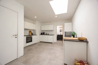 Deze gerenoveerde woning heeft een uitstekende mobiscore vlakbij openbaar vervoer, supermarkt, sportclub, scholen en A12. De woning ligt op een boogscheut van de Wandeldijk aan de Rupel en het bos Walenhoek. <br /><br />INDELING: Inkomhal - Ingerichte leefruimte op steentapijt voorzien van gashaard - recent vernieuwde keuken met lichtkoepel voorzien van alle comfort - volledig vernieuwde achterbouw met badkamer voorzien van douche, lavabo en toilet - wasruimte. Bij de achterbouw werden bovendien alle leidingen, het dak en de isolatie aangepakt. Verdieping 1 omvat een ruime slaapkamer voorzien van airco en een slaapkamer/bureau met rechtstreeks toegang tot het Zuid terras. Extra mezzanine/bergzolder. De woning heeft een kelder en beschikt over voldoende opslag- en bergruimte.<br /><br />BIJZONDERHEDEN: Woning in dorpskern op 2 min. van bushalte. P&amp;G score: A - EPC 193 UC 2622723 - Beschikbaar bij akte<br />Meer info? Bel 03 361 51 51 of via info@yvesvanpelt.be