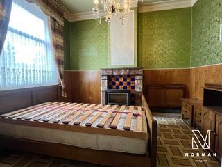 Bij het betreden van de woning bevindt zich aan de linkerkant een multifunctionele ruimte op het gelijkvloers, ideaal als extra slaapkamer of...