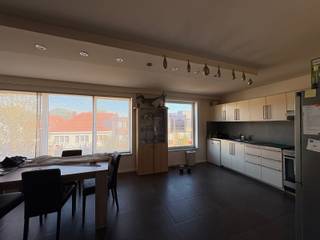 <strong>TWEEDE VERDIEPING<br /><br />BEZOEKMOMENT DONDERDAG 22/10 OM 17U, INSCHRIJVEN ENKEL VIA MAIL NAAR MINTJENSVERHUUR@IMMOPOINT.BE<br /></strong>Appartement op de tweede verdieping zonder lift. Inkom, woonkamer met open keuken, twee slaapkamers, badkamer, berging, klein terras achteraan, autostaanplaats achter het gebouw.<br /><br /><strong>BIJZONDERHEDEN<br /><br /></strong>EPC: 359kwh/m2/jaar, geen lift, geen gemeenschappelijke kosten<br /><br /><strong>POSITIEVE ASPECTEN<br /><br /></strong>centraal gelegen<br />vlakbij winkels en openbaar vervoer<br />geen gemeenschappelijke kosten