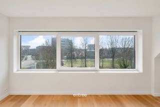 Op een rustige maar toch centrale ligging nabij station Gent-Sint-Pieters vind je dit volledig gerenoveerd appartement, tot in de puntjes afgewerkt met oog voor detail en met gebruik van kwalitatieve materialen.<br />Het appartement straalt moderniteit en comfort uit, met grote glaspartijen en een slimme, praktische indeling. De gezellige leefruimte staat garant voor een licht en ruimtelijk gevoel; de open keuken is volledig uitgerust en ontworpen in een strak, modern design, ideaal voor wie houdt van stijlvol koken.<br />De badkamer is smaakvol ingericht en voorzien van een douche. Het appartement beschikt over 2 comfortabele slaapkamers, perfect voor een koppel, jong gezin of wie een extra ruimte zoekt. Het gemeenschappelijke Olympiadeplein biedt extra ontspanningsmogelijkheden.<br /><br />Met een EPC-score van A, een warmtepomp en vloerverwarming combineert dit appartement<br />modern wooncomfort met energiezuinigheid. Gelegen in een rustige, residentiële buurt, biedt<br />het een ideale balans tussen sereniteit en een uitstekende bereikbaarheid, op korte afstand van<br />de stad Gent.<br />Extra troeven zijn de private (fietsen)berging op het gelijkvloers en de autostaanplaats.<br /><br />Huurprijs: €1275 plus €125 gemeenschappelijke kosten<br /><br />Bezoek? Bel Matthias 0497/76.84.89