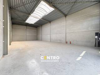 Nieuwbouw KMO-unit met een oppervlakte van 336m². Perfect gelegen op slechts 500m van de N9 en een vlotte verbinding naar de expressweg!<br /><br /><u><strong>Bijzonderheden:</strong></u><br />- Onmiddellijk beschikbaar bij akte!<br />- 6m VRIJE hoogte.<br />- Automatische sectionaalpoort + afzonderlijke toegangsdeur.<br />- Lichtstraat met rookluiken.<br />- Regenwaterpomp aanwezig.<br />- Zekeringkast aanwezig.<br />- Voldoende manoevreerruimte.<br />- Opslagruimte geschikt voor verschillende doeleinden.<br />- Polybetonvloer.<br />- Casco.<br />- Kleinere en grotere oppervlaktes beschikbaar.<br />- Inrichten van kantoorruimte is mogelijk dankzij de ramen.<br />- Tevens INTERESSANT als belegging!<br />- Mogelijkheid tot aankoop van parking.<br /><br />De loods maakt deel uit van het gloednieuwe project 'ZONE CENTRUM'. Zeer geschikt voor eigen gebruik en INTERESSANT als belegging! Aarzel niet ons te contacteren voor verdere info en/of een bezoek ter plaatse: 050/70 01 02 - nicolas@centro.be.