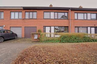 Deze te renoveren woning is gelegen in een rustige wijk vlak bij het centrum van Buggenhout. Het huis is gelegen op een perceel van 282 m²...