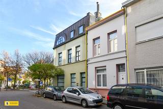 Prachtige, ruime rijwoning met karakter en modern comfort in Borgerhout. Deze woning biedt 155 m² bewoonbare oppervlakte op een rustig straatniveau...