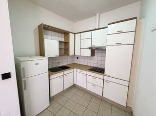 <p>Charmant 1-slaapkamerappartement op toplocatie – Nationalestraat/Franckenstraat, Antwerpen</p><p>Op de hoek van de Nationalestraat en Franckenstraat bevindt zich dit aangename appartement op de 1ste verdieping, ideaal voor wie centraal wil wonen in Antwerpen.</p><p>De leefruimte aan de voorzijde geniet van veel licht en biedt plaats voor zithoek en eethoek.</p><p>De keuken achteraan is uitgerust met een nieuwe ijskast, elektrisch kookvuur en hete luchtoven.</p><p>Slaapkamer achteraan zorgt voor optimale rust en privacy.</p><p>Naast de slaapkamer bevindt zich de badkamer met bad, lavabo en toilet. Er is ook een praktische berging aanwezig.</p><p>Topligging nabij het historische centrum, het Zuid en de Kammenstraat. In de buurt vind je tal van winkels, restaurants, cafés en openbaar vervoer. Het Museum van Schone Kunsten en het M HKA liggen op wandelafstand.</p>