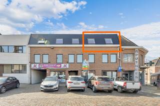 <p>Voor meer info of een bezoek, bel 053 59 49 32 - Op het dorp<strong> </strong>van Moorsel bevindt zich dit <strong>appartement met twee slaapkamers op de tweede verdieping. </strong>Bij het binnentreden van het appartement hebben we een ruime inkomhal, die toegang geeft tot de<strong> lichtrijke leefruimte</strong>. Vanuit deze leefruimte kunnen we een <strong>aangenaam terras betreden achteraan het gebouw</strong>, wat extra rust meebrengt. <strong>De keuken is volledig vernieuwd </strong>en geeft toegang tot een ruime berging. Verder zijn er <strong>twee slaapkamers</strong>. <strong>De volledig vernieuwde badkamer</strong> is voorzien met een inloopdouche en een lavabo. Daarnaast beschikt het appartement over een apart toilet. Het dak van het appartementsgebouw werd eind 2025 volledig vernieuwd. Ook de dakramen is dit appartement zijn volledig nieuw. Tevens is er gemeenschappelijke kelder die kan gebruikt worden door alle eigenaren. <strong>EPC-label D (geen renovatieverplichting)- Asbest-veilig</strong> - Gelegen te Moorsel (Aalst)</p>