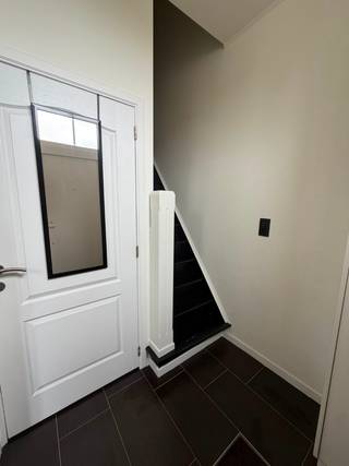 Instapklare halfopen bebouwing op toplocatie aan de stadsrand van Turnhout:<br /><br />Op zoek naar een instapklare woning die rust, natuur en een vlotte bereikbaarheid combineert? Deze charmante halfopen bebouwing aan de stadsrand van Turnhout biedt het beste van beide werelden. Je woont hier in een rustige, groene omgeving, vlak bij de stadsboerderij, het prachtige vennengebied en de Nieuwe Kaai, terwijl het stadscentrum zich op fiets- of wandelafstand bevindt. Ook de autosnelweg ligt op 10 minuten rijden.<br /><br />De woning, oorspronkelijk gebouwd in 1939, onderging in 2009 een grondige renovatie en is volledig instapklaar. Met een bewoonbare oppervlakte van 141 m² op een perceel van 315 m² biedt ze voldoende ruimte voor hedendaags wonen.<br /><br />Binnen geniet je van een lichtrijke leefruimte, een praktische keuken, drie volwaardige slaapkamers, een aparte bureauruimte, een badkamer met toilet en een apart gastentoilet. Dankzij de vele raampartijen valt er doorheen de dag veel natuurlijk licht binnen, wat zorgt voor een aangename en open woonbeleving. Daarnaast beschikt de woning over een kelder en een handige opbergzolder, waardoor er aan bergruimte geen gebrek is.<br /><br />Buiten vind je een aangename tuin met terras, ideaal om in alle rust van het buitenleven te genieten. De eigen oprit zorgt bovendien voor extra parkeergemak.<br /><br />Ook op energetisch en technisch vlak scoort deze woning uitstekend. De woning beschikt over een EPC-label B (191 kWh/m² per jaar), een conforme elektrische installatie en is volledig asbestvrij. Hierdoor kan je als nieuwe eigenaar met een gerust gevoel verder genieten van deze kwalitatieve woning.<br /><br />*grondplannen zijn illustratief<br /><br />Heb je nog vragen of kom je graag een kijkje nemen? Stuur ons een e-mail via yorick.matthys@hotmail.com