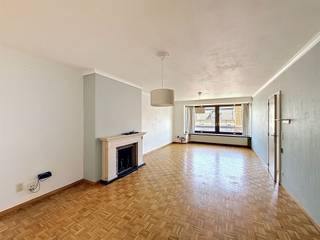 <p><span>Appartement in het centrum van Roeselare.</span></p><p><span> </span></p><p><span>De indeling is als volgt: inkomhal met apart toilet, leefruimte, keuken met aparte berging, badkamer, 2 slaapkamers en een terras.</span></p><p><span> </span></p><p><span>Daarnaast beschikt het appartement over een garage (inbegrepen in de huurprijs)!</span></p><p><span> </span></p><p><span>€ 100 syndic/maand (waterverbruik inbegrepen).</span></p><p><span> </span></p><p><span>Onmiddellijk beschikbaar.</span></p><p><span> </span></p><p><span>Bij interesse kunt u via volgende link uw huurdersprofiel aanmaken: <span>https://clee.be/nl/app/kandidaat-stellen/0476526158/d173dcd8-b243-f111-8ef3-7c1e5212e247</span></span><span> </span></p>