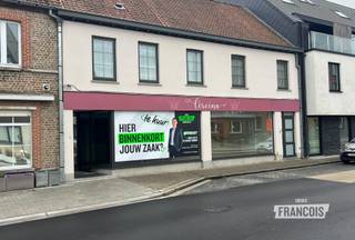 Op een uitstekende commerciële ligging in het centrum van Zedelgem treffen we dit verzorgde en instapklare handelspand, een ideale locatie voor ondernemers die op zoek zijn naar een goed zichtbare en vlot bereikbare commerciële ruimte.<br /><br />Het pand beschikt over een ruime etalage van maar liefst 11 meter breed, waardoor uw zaak een uitstekende visibiliteit geniet en voorbijgangers meteen de mogelijkheid krijgen om kennis te maken met uw aanbod of dienstverlening. Dankzij de veelzijdige indeling en de aangename uitstraling biedt het pand bovendien tal van mogelijkheden voor verschillende commerciële en professionele doeleinden.<br /><br />Binnenin vinden we een ruime handelsruimte, een afzonderlijke sanitaire voorziening en een bureelruimte, waardoor het pand praktisch en functioneel kan worden ingericht volgens de noden van uw onderneming. De grote raampartijen zorgen niet alleen voor een optimale commerciële zichtbaarheid, maar brengen ook heel wat natuurlijk licht naar binnen.<br /><br />Daarnaast geniet het pand van dubbele beglazing en centrale verwarming op aardgas, wat bijdraagt aan het comfort en de gebruiksvriendelijkheid. Een bijkomende troef is de centrale ligging, op wandelafstand van een gemeentelijke parking. Hierdoor zijn zowel klanten als bezoekers eenvoudig te voet bereikbaar en is parkeren in de onmiddellijke omgeving mogelijk.<br /><br />Dit handelspand vormt dan ook een interessante opportuniteit voor wie op zoek is naar een representatieve, instapklare en veelzijdige commerciële ruimte op een centrale locatie in Zedelgem.<br /><br />Mogelijkheid tot het huren van een garage: € 60/maand.<br /><br />Bent u op zoek naar een zichtbare en veelzijdige handelsruimte op een commerciële topligging in Zedelgem? <br /><br />Aarzel dan niet om contact op te nemen en plan vandaag nog uw bezoek in.<br /><br />