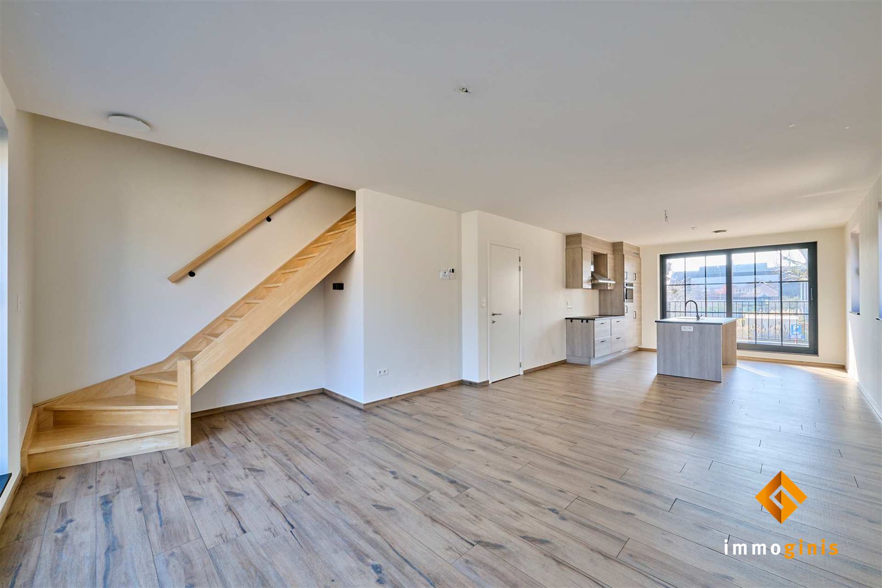 Ruim duplexappartement met 2 slaapkamers, groot terras, kelderberging en carport. - foto 4