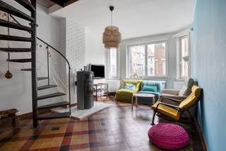 "Maison Brinc-Joli" is een uniek gelegen opbrengsteigendom op 200m van de zee. <br />Dit pand kan dienen als investering om te verhuren als vakantieverblijf of om zelf van te genieten!<br /><br /><strong>De woning is opgedeeld als volgt :</strong><br /><br /><strong><span>Gelijkvloers – Duplexappartement</span></strong><br />Inkomhal, ruime en lichtrijke leefruimte, ingerichte keuken en veranda.<br /><br /><strong><span>Eerste verdieping – Duplexappartement</span></strong><br />Nachthal, apart toilet, 2 ruime slaapkamers en badkamer met douche, lavabomeubel en toilet.<br /><br /><strong><span>Tweede verdieping – Appartement met 2 slaapkamers</span></strong><br />Inkomhal, apart toilet, lichtrijke leefruimte met open en volledig ingerichte keuken, 2 slaapkamers waarvan één met lavabomeubel en badkamer met douche.<br /><br /><strong><span>Derde verdieping – Studio</span></strong><br />Ingerichte studio met open keuken en aparte badkamer met douche, lavabomeubel en toilet. De studio is momenteel verhuurd op jaarbasis voor €430 per maand.<br /><br /><strong><span>Kelderverdieping</span></strong><br />Ruime kelder, garage met automatische poort en aparte bergruimte met aansluiting en afvoer voor een wasmachine. <br /><br /><strong>TROEVEN:</strong>
<ul>
<li>Gelegen op 200m van het strand. </li>
<li>Ruime garage met automatische poort.</li>
<li>Verwarming op aardgas. </li>
<li>Interessant voor verhuur op jaarbasis of vakantieverhuur.</li>
</ul>
"Maison Brinc-Joli" is een bijzonder en veelzijdig opbrengsteigendom, ideaal gelegen op amper 200 meter van het strand.<br />Dankzij de combinatie van de topligging, de drie afzonderlijke woonentiteiten en de aanwezige garage biedt dit pand tal van mogelijkheden als investering, vakantieverhuur of eigen gebruik.<br /><br />Het gebouw is momenteel ingedeeld in twee ruime appartementen en een studio, waardoor het uitermate geschikt is voor wie op zoek is naar een interessante investering aan de Belgische kust.