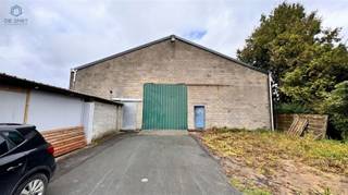 OPSLAGLOODS TE HUUR IN LIERDE. Ruime loods met een oppervlakte van +- 556 m² te huur te Deftinge. Breedte 18,55m en diepte 30 meter. Inrijpoort van...