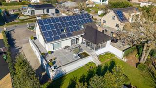 Deze villa is gelegen op een rustige en residentiële locatie in Oostduinkerke-Dorp, op een zuidwest georiënteerd perceel van 1.774 m². <br />Bij binnenkomst wordt u verwelkomd in een lichtrijk woongedeelte met hoogwaardige afwerking en een tijdloze uitstraling. De woning beschikt over drie ruime slaapkamers, met de mogelijkheid om uit te breiden naar vijf slaapkamers. Een bijzonder pronkstuk is de volledig nieuwe orangerie in materialen van Bourgondisch kruis, die een sfeervolle verbinding vormt tussen binnen en buiten en directe toegang geeft tot de exclusieve wijnkelder. Daarnaast beschikt de woning over een zeer ruime garage met plaats voor twee wagens en een volledige kelderverdieping die tal van mogelijkheden biedt.