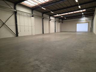 Excellent location in Awans, close to major highways and well-known retail chains.This 640 m² warehouse is located on a secured site with 24/7...