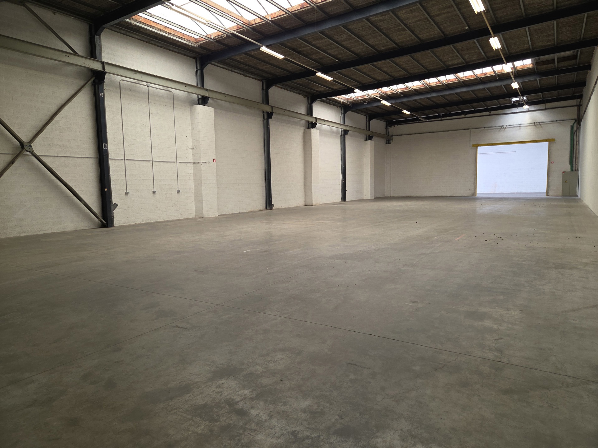 Te huur – Magazijn van 640 m² in Awans - foto 1