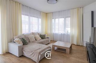 <p>Gelegen in de Engelbert Van Arenbergstraat bevindt zich dit aangename appartement op de eerste verdieping. Dankzij de uitstekende ligging nabij het station Gent-Dampoort geniet u hier van een vlotte verbinding en bevinden winkels, scholen en andere dagelijkse voorzieningen zich op korte afstand.</p><p>Via de inkomhal met praktische bergruimte betreedt u de lichtrijke leefruimte. Aansluitend treft u de uitgeruste keuken.<br />Verder beschikt het appartement over twee volwaardige slaapkamers en een badkamer uitgerust met een ligbad en toilet.</p><p>Dit appartement is de ideale opportuniteit voor wie wil wonen op een uitstekende locatie in Gent, als ook voor investeerders.</p><p>Benieuwd naar wat deze eigendom u nog meer te bieden heeft? Contacteer ons voor het inplannen van een bezoek!</p>