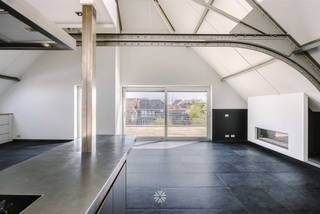 GENT/LEDEBERG - Uniek industrieel loftappartement te koop in een karaktervol voormalig fabrieksgebouw, voorzien van een royaal terras Gelegen in de...