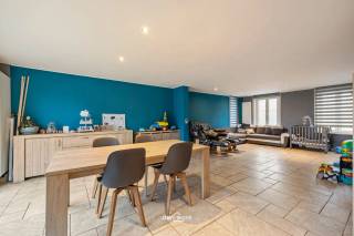 In de rustige Molenhoekstraat te Meerdonk bevindt zich deze ruime open bebouwing met een prachtig open zicht op de polders. De woning combineert ruimte, licht en flexibiliteit en is ideaal voor wie op zoek is naar een woning in een groene omgeving.<br /><br />Je komt binnen via de inkomhal, die toegang geeft tot de lichtrijke leef- en eetruimte met grote raampartijen en aangenaam zicht op de tuin. Aansluitend bevindt zich de open, volledig geïnstalleerde keuken met extra eethoek.<br /><br />Op de verdieping bevinden zich drie ruime slaapkamers en een badkamer. Daarnaast wordt er beneden momenteel een tweede badkamer voorzien, die nog niet zichtbaar is op de huidige foto’s – een extra comforttroef voor grotere gezinnen of gecombineerd wonen.<br /><br />Naast de hoofdwoning bevindt zich een ruim bijgebouw dat beschikt over: een eigen keuken, badkamer, gastentoilet, eigen verwarming en elektriciteit<br /><br />Buiten geniet je van een grote tuin en terras. De oprit achter de poort biedt plaats aan drie wagens. Het open polderzicht en de nabijheid van fiets- en wandelroutes maken deze ligging extra aantrekkelijk.<br /><br />Troeven:<br />•	Open bebouwing in rustige, groene omgeving<br />•	4 slaapkamers<br />•	Nieuwe aanleg van tuin en terras<br />•	Tweede badkamer in aanleg (beneden)<br />•	Riant bijgebouw <br />•	Ruime parkeermogelijkheden<br />•	EPC C – geen renovatieplicht<br /><br />Op zoek naar een ruime woning op een uitzonderlijke ligging?<br />Contacteer ons via 052 46 38 03 voor meer informatie of een bezoek.<br /><br />