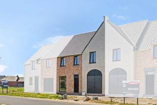 Deze nieuwbouwwoning (lot 25) in landelijke bouwstijl werd reeds wind- en waterdicht opgebouwd en ligt in de rustige en kindvriendelijke woonbuurt van het nieuwbouwproject Paardenmolen. Kom thuis in optimaal comfort met gezellige vloerverwarming, gestuurd door een geothermische warmtepomp en zonnepanelen. Door het e-peil dat lager ligt dan 10 geniet je niet enkel van lage energiekosten maar ben je bij aankoop 5 jaar vrijgesteld van onroerende voorheffing!<br /><br />Vanuit de inkomhal waar er een apart toilet is, loop je door naar de open leefruimte met zithoek en keuken met uitzicht op de tuin. Of kom binnen via de inpandige garage en loop met de boodschappen meteen door naar bergruimte en keuken. Op de eerste verdieping zijn er maar liefst 4 slaapkamers, een badkamer met douche én bad en dubbele wastafel, en nog een apart toilet. Via een vaste trap kom je op de zolder die nog polyvalent ingezet kan worden. Deze woning ligt op een perceel van 374 m² met een west georiënteerde tuin. Dit is een all-inprijs, dus voor een volledig afgewerkte instapklare woning (afsluitingen, terras, gras, oprit, ...).<br /><br />Bij aankoop van deze woning werken wij deze verder op maat van jouw wensen af. Je kan daarbij zelf nog materiaalkeuzes maken. Bekijk alle prijzen, inclusief bijkomende kosten en btw op onze <u><strong>website:</strong></u><strong> dumobil.be/nl/woonprojecten/projecten/egem-paardenmolen-nieuwbouw</strong> Voor vrijblijvende informatie kan je contact opnemen met onze bouwadviseur Sam Borrey via <strong>sam@dumobil.be</strong> of bel <strong>0483 21 01 33</strong>.