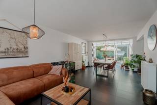 Instapklare halfopen bebouwing met garage, tuin en uitzonderlijke lichtinval nabij centrum van Mechelen te koop.<br /><br />Op zoek naar een instapklare woning in een rustige, kindvriendelijke buurt vlak bij het centrum van Mechelen? Deze charmante halfopen bebouwing in een verkeersluwe straat combineert ruimte, comfort en een uitstekende ligging.<br /><br />De woning beschikt over een bewoonbare oppervlakte van 166 m² op een perceel van 244 m² en verwelkomt je met een aangename, open leefruimte waar keuken, eetkamer, woonkamer en veranda naadloos in elkaar overvloeien. Dankzij de grote raampartijen in de veranda geniet je de hele dag van een overvloed aan natuurlijk licht, wat zorgt voor een bijzonder ruimtelijk en warm gevoel.<br /><br />Op het gelijkvloers bevinden zich naast de open leefruimte ook een praktische berging, een afzonderlijk gastentoilet en een garage. Via de veranda heb je rechtstreeks toegang tot het terras en de volledig afgesloten tuin met noordwestelijke oriëntatie, waar je in alle rust kunt genieten van zonnige namiddagen en gezellige zomeravonden.<br /><br />Op de verdieping vind je drie slaapkamers en een moderne badkamer die in 2021 volledig werd vernieuwd. Daarnaast beschikt de woning over een zolder en een kruipkelder, wat zorgt voor extra opslagruimte.<br /><br />Praktische troeven:<br /><br />* Laag energieverbruik in praktijk<br />* Instapklare woning<br />* 3 slaapkamers<br />* Vernieuwde badkamer (2021)<br />* Conforme elektriciteit<br />* Hoogrendement gascondensatieketel (2018)<br />* Garage en private oprit<br />* Extra parkeergelegenheid in de straat<br />* Afgesloten tuin en terras<br />* Veel natuurlijk licht dankzij de ruime veranda<br />* Rustige ligging in verkeersluwe straat<br /><br />De ligging is een absolute meerwaarde. Scholen, buurtwinkels, het Tivolipark en de Dijle liggen op korte afstand. Bovendien bereik je het centrum van Mechelen en de E19 in slechts enkele minuten, wat zorgt voor een vlotte verbinding richting Antwerpen, Brussel en Leuven.<br /><br />Interesse? Mail naar ruimtevaartstraat38@gmail.com.<br /><br />Verkoop rechtstreeks via eigenaar.