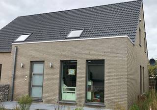 TE KOOP in MELLE aan de Koperstraat<br /><br />Mooi en centraal gelegen project voor het bouwen van een half-open bebouwing.<br /><br />Lot 11: Opp. : +/- 408m² Prijs grond : € 224.400<br /><br />FORMULE WATER- EN WINDDICHT:<br />- Ruwbouwwerken<br />- Timmerwerken<br />- PVC ramen met beglazing kw 1.0<br />- Dak- & zinkwerken<br />_________________<br />= € 210.318 excl. btw<br /><br />OPTIE AFWERKING:<br />- Elektriciteit en ventilatie<br />- Chape -en vloerisolatie<br />- Pleisterwerken<br />- Sanitaire werken ( HW toestellen = € 4.000 excl. btw )<br />- Warmtepomp lucht/water ( Viessmann )<br />- Bevloering ( HW vloer : 35€/m² HW plinten : 12.50€/lm HW wandtegels : 25€/m² )<br />- Keukeninstallatie ( HW = € 8.000 excl. btw)<br />- Binnen schrijnwerk<br />- Voegwerken<br />- Blowerdoortest<br />- Zonnepanelen 8st. ( 435 Wp )<br />_________________<br />= € 103.590 excl.btw<br /><br />WIJ BOUWEN OOK A LA CARTE<br />Opties zijn mogelijk tot net voor " Normale Bewoonbaarheid" (volgens aannemingsovereenkomst)<br />Informeer naar onze interessante HUISRUIL-FORMULE<br /><br />zie ook : WWW.SPEYBROECK.BE<br />Bel 0473 300 700 of GRATIS 0800 15 700