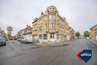 Gezellig instapklaar appartement met 1 slaapkamer, gelegen op de tweede verdieping in de Vuurtorenwijk. Het appartement bevindt zich in een kleine, zeer verzorgde residentie met lift en biedt alle comfort. Daarnaast beschikt het appartement over een kelderberging en fietsenberging, wat extra opbergruimte garandeert. Gunstige ligging vlakbij de Spuikom, Oosteroever, winkels, en het openbaar vervoer. Dit appartement is perfect als starterswoning, tweede verblijf of investering aan de kust.