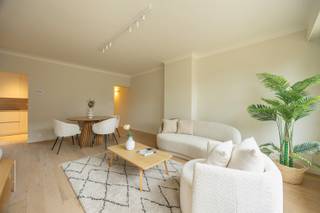Recent gerenoveerd gelijkvloers appartement met twee slaapkamers en ruime tuin nabij het centrum van Herentals!<br /><br />Nabij het centrum van Herentals bevindt zich dit gerenoveerde gelijkvloers appartement, gelegen in een kleinschalig gebouw met slechts twee wooneenheden.<br /><br />Het appartement werd in 2026 gerenoveerd met kwalitatieve materialen. <br /><br />Bij het betreden van het appartement komen we in de inkomhal met aansluitend de verschillende leefruimtes. De ruime woonkamer sluit aan op de keuken. Via de keuken heeft men toegang tot de ruime tuin aan de achterzijde.<br /><br />Verder beschikt het appartement over een badkamer voorzien van een moderne inloopdouche met regendouchekop, een lavabo en een toilet. Daarnaast is er een praktische berging aanwezig.<br /><br />Het slaapgedeelte omvat twee slaapkamers. De eerste slaapkamer heeft een oppervlakte van ca. 16 m² en de tweede slaapkamer is ca. 15 m² groot. Beide slaapkamers zijn bereikbaar via de centrale gang.<br /><br />Een absolute troef van dit appartement is het ruime terras met aansluitende privatieve tuin van ca. 115 m², waardoor u hier optimaal kunt genieten van de buitenruimte. Het terras sluit rechtstreeks aan op de keuken.<br /><br />Belangrijkst troeven:<br /><br />- Tuin met terras van ca. 115 m²<br />- Kleinschalig gebouw met slechts 2 wooneenheden<br />- Ruime privatieve kelderberging mee inbegrepen<br />- Gunstige locatie nabij het centrum van Herentals<br />- Goede bereikbaarheid met wagen en openbaar vervoer<br /><br />77m² bewoonbare oppervlakte (cfr. EPC).<br /><br />Wenst u een bezoek of meer informatie? Dan kan u ons steeds contacteren via info@dvarealestate.be of via 03/297.00.00.