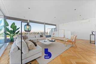 Wakker worden met zicht op de Wellington Golf, met de zee aan de horizon. Dat is wat dit uitzonderlijke duplex-penthouse in Oostende zo bijzonder maakt.<br /><br />Gelegen op de zesde en zevende verdieping woon je hier op een toplocatie, vlak bij het strand en op wandelafstand van winkels. Vanuit het appartement geniet je van een open zicht over het groen van de golf en de zee, terwijl de verschillende terrassen ervoor zorgen dat je zowel binnen als buiten volop van die ligging kan genieten.<br /><br />Met 156 m² bewoonbare oppervlakte is er hier bovendien geen gebrek aan ruimte. De echte troef is echter de indrukwekkende 136 m² aan terrassen. Rondom het penthouse vind je verschillende buitenruimtes, waardoor je op elk moment van de dag wel een plek vindt om van de zon, het uitzicht of een rustige ochtend te genieten.<br /><br />Op de zesde verdieping bevinden zich twee ruime slaapkamers. Beide slaapkamers hebben rechtstreeks toegang tot een terras met open zicht op de Wellington Golf. Verder vind je hier een stijlvolle badkamer met ruime inloopdouche, ligbad en dubbel lavabomeubel, een apart gastentoilet en een praktische berging met aansluiting voor de wasmachine.<br /><br />De zevende verdieping vormt het hart van de woning. De ruime leefruimte is bijzonder lichtrijk dankzij de grote raampartijen en beschikt over een prachtige visgraatparket en een gezellige gashaard. Het open zicht zorgt hier voor een bijzonder gevoel van ruimte en maakt van de leefruimte een plek waar je vanzelf wat langer blijft zitten.<br /><br />De open keuken sluit mooi aan bij de leefruimte en is volledig uitgerust met hoogwaardige Siemens-toestellen. Of je nu rustig met z'n tweeën ontbijt of vrienden over de vloer krijgt, alles staat hier in het teken van comfortabel wonen en genieten.<br /><br />Vanuit de leefruimte stap je rechtstreeks het grote zonneterras op. Met zijn royale oppervlakte is dit de ideale plek voor een lange zomeravond, een aperitief met zicht op de golf of gewoon om even helemaal tot rust te komen. De grens tussen binnen en buiten vervaagt hier volledig.<br /><br />De combinatie van de royale woonoppervlakte, de uitzonderlijke hoeveelheid terrasruimte, de verzorgde afwerking en vooral het open zicht op de golf en de zee maakt dit een penthouse met een heel eigen karakter. Een plek waar je niet alleen aan de kust woont, maar er elke dag volop van geniet.<br /><br />Er is bovendien de mogelijkheid om een garagebox in dezelfde residentie aan te kopen.<br /><br />Mogelijkheid om aan minder dan 2% registratierechten aan te kopen.
