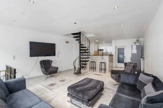 <p>Te koop: ruim 2-slaapkamer duplex appartement met handelszaak in de Sleepstraat, hartje Gent.</p>
<p> </p>
<p>Dit opbrengsteigendom combineert wonen en werken op één adres. De duplex biedt twee comfortabele slaapkamers en een gezellige leefruimte, terwijl de handelsruimte op het gelijkvloers ideaal is voor een winkel, kantoor of horeca. Met een mogelijke opbrengst van 5% is dit een interessante kans voor investeerders. Gelegen in een levendige handelswijk, nabij scholen, station , geniet u van een centrale ligging met veel passage.</p>
<p> </p>
<p>Belangrijkste ruimtes:<br />• Living met natuurlijke lichtinval en directe toegang tot de keuken<br />• Functionele keuken met berging<br />• Twee slaapkamers met voldoende ruimte voor kasten<br />• Handelsruimte op het gelijkvloers met aparte toiletvoorziening<br />• Extra toilet in het woongedeelte</p>
<p> </p>
<p>Troeven:<br />• Ruim 2-slaapkamer duplex appartement met handelszaak<br />• Mogelijke opbrengst van 5%<br />• Ideaal voor investeerders of wie woon- en werk wil combineren</p>
<p> </p>
<p>Neem vandaag nog contact op met uw ERA-makelaar voor een bezoek.</p>
<p> </p>
<p>JOUW DROOMOPBRENGSTEIGENDOM. ZO GEVONDEN!</p>