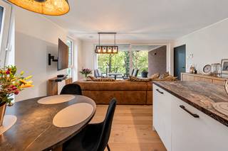Dit appartement is gelegen in het "Smissepark" en is gelegen achteraan het gebouw op de 1ste verdieping. Bestaande uit: inkomhal, apart gastentoilet, aparte berging/wasplaats, aangename leefruimte op parket en dit in combinatie met vloerverwarming/vloerkoeling, open keuken met kookeiland en voorzien van alle toestellen. Vanuit de leefruimte heeft met toegang tot het terras waar het zalig vertroeven is in een aangename groen en rustige omgeving, het terras is ca 25m2 groot en is overdekt. De nachthal geeft toegang tot de 2 slaapkamers waarvan 1 met ingemaakte kasten, badkamer met dubbele lavabo en inloopdouche. Ondergrondse (zeer ruime) ondergrondse autostaanplaats en kelderberging apart bij te kopen voor 30 000 euro. Extra's: verwarming en koeling met warmtepomp