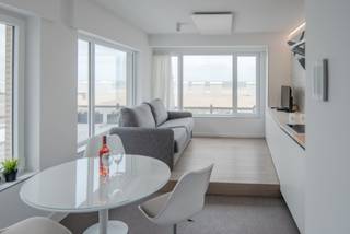 <p>Te koop: gerenoveerde studio in Koksijde, gelegen op de zeedijk met prachtig vrij zicht op zee.</p>

<p> </p>

<p>Deze charmante studio bevindt zich in de Scheepsjongenstraat, in een toeristische zone op de zeedijk te Sint-Idesbald, duinen en openbaar vervoer. Dankzij de recente renovatie is het appartement instapklaar en biedt het een frisse, moderne uitstraling. Het ruime privatieve terras vormt een unieke troef, ideaal om te genieten van het zeezicht en de gezonde zeelucht. De ligging op de zeedijk maakt dit een perfecte keuze voor wie comfort en locatie wil combineren.</p>

<p> </p>

<p>Belangrijkste ruimtes:<br />• Inkomhal met handige opbergruimte<br />• Slaaphoek, compact en praktisch ingedeeld<br />• Living met directe toegang tot het terras en uitzicht op zee<br />• Keuken, functioneel ingericht<br />• Badkamer met douche en wastafel<br />• Apart toilet<br />• Ruim privatief terras, ideaal voor buitenmomenten</p>

<p> </p>

<p>Troeven:<br />• Gerenoveerde studio, instapklaar<br />• Gelegen op de zeedijk met vrij zicht op zee<br />• Groot privatief terras</p>
​​​​​​vergunning voor vakantieverhuur! <br />gemeenschappelijke fietsenstalling! <br /> 
<p> </p>

<p>Neem vandaag nog contact op met je ERA-makelaar voor een bezoek.<br />058 51 92 95 of op simon@eraservimo.be</p>

<p> </p>

<p>JOUW DROOMAPPARTEMENT. ZO GEVONDEN!</p>