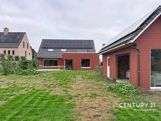 Op een boogscheut van het historische Damme en slechts 6 km van Brugge bevindt zich deze Scandinavisch geïnspireerde passiefbouwvilla (2023). Met een royale bewoonbare oppervlakte van 280 m² combineert deze jonge architecturale parel high-end duurzaamheid met een ongeëvenaard warme, serene woonbeleving. De opvallende gevel in Thermowood — afgewerkt met authentieke Zweedse Falu Rød-verf — verraadt meteen het unieke karakter van deze ecologische droomwoning.<br />De tuin: Een privé-ecosysteem vol rust.<br />Het buitengebeuren is ontworpen als een verlengstuk van de natuur, met maximale aandacht voor biodiversiteit:<br />Zuidgerichte oriëntatie: Zowel de tuin als het terras baden de hele dag in de zon.<br />Natuurlijke zwemvijver: Een kristalheldere oase van rust die naadloos opgaat in het landschap.<br />Charmant bijgebouw: Een houten tuinhuis ingericht als gezellige tuinkamer, inclusief een handige bergzolder van 24 m².Groen & Duurzaam: Rijke fruitbomen in de voor- en achtertuin én een slim geïntegreerde wadi in de voortuin.<br />Indeling van de villa:<br />Een lichte, rustgevende inkomhal met gastentoilet en een eerste praktische berging. Volledig woonprogramma: Een volwaardige gelijkvloerse slaapkamer en een aangrenzende badkamer met douche — perfect voor gasten of levensloopbestendig wonen.<br />Een zonovergoten leefruimte dankzij monumentale glaspartijen die het zicht op de zwemvijver naar binnen trekken. De open maatwerkkeuken met hoogwaardige Bosch-toestellen vormt het kloppend hart van het huis, geflankeerd door een tweede berging.<br />Een dubbele inpandige garage, een aparte werkplaats en een droge kelderruimte onder de garage.<br />Drie volwaardige, lichte slaapkamers en een comfortabele badkamer met ligbad.<br />Polyvalente hobbykamer: Een indrukwekkende ruimte die indien gewenst eenvoudig kan worden opgedeeld in twee extra slaapkamers. Een aparte technische ruimte en een grote bergzolder van 50 m² met tal van uitbreidingsmogelijkheden.<br />Toekomstgericht DNA: Absolute technologische top (E-peil -21)Deze villa is volledig klaar voor de toekomst en blinkt uit in een extreem laag energieverbruik en een superieur binnenklimaat. Comfortabele vloerverwarming én vloerkoeling op élke verdieping dankzij betonkernactivering en een geavanceerde warmtepomp. Ventilatiesysteem D met een efficiënte warmtewisselaar. Maar liefst 42 Sunpower-zonnepanelen gekoppeld aan een 10 kWh thuisbatterij en een Huawei-laadpaal voor elektrische wagens. Twee regenwaterputten met een totale capaciteit van 20.000 liter. Automatische zonwerende screens die oververhitting op hete zomerdagen voorkomen. Goed om te weten: Alle uitgevoerde technieken en bouwwerken zijn nauwkeurig en transparant gedocumenteerd. Kortom: een zeldzame opportuniteit voor wie zoekt naar de ultieme synergie tussen high-end ecologisch bouwen, ruimte en een idyllische ligging nabij de stad.