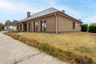 Op zoek naar een ruime woning op een uitzonderlijk perceel, waar u volledig uw eigen woonideeën kunt realiseren? Deze solide gezinswoning geniet van een bijzonder rustige ligging in een privatief straatje met uitsluitend plaatselijk verkeer en biedt tal van mogelijkheden.<br /><br />De woning is gelegen op een royaal perceel van maar liefst 1.450 m². Achteraan geniet u van een prachtig open zicht over het omliggende agrarische gebied. De ruime tuin biedt bovendien volop privacy en vormt de ideale plek om te genieten van rust, groen en sfeervolle zonsondergangen.<br /><br />Indeling<br />-GLV: Via de ruime inkomhal met gastentoilet komt u in de lichtrijke leefruimte. Aansluitend bevindt zich de ruime keuken, beide met een aangenaam zicht op de tuin. Verder beschikt de woning over een praktische berging.<br />Aan de andere zijde van de inkomhal bevindt zich het slaapgedeelte, met vier slaapkamers, waarvan twee ruime en twee compactere kamers. De badkamer vervolledigt deze verdieping.<br />Achteraan is er bovendien een dubbele garage, ideaal voor het stallen van voertuigen en het creëren van extra bergruimte.<br />-1stV: De praktische zolder biedt bijkomende bergruimte en kan, afhankelijk van de mogelijkheden en wensen, verdere toekomstperspectieven bieden.<br /><br />De grote tuin is zonder twijfel één van de absolute troeven van deze woning. Dankzij het ruime perceel, de groene omgeving en het open zicht geniet u hier van een uitzonderlijk gevoel van ruimte en privacy.<br /><br />Deze woning combineert ruimte, een rustige ligging, een royaal perceel en heel wat mogelijkheden. Een uitstekende opportuniteit voor wie op zoek is naar een solide gezinswoning die volledig naar eigen smaak en behoeften kan worden ingericht.<br /><br />Interesse? Maak vandaag nog een afspraak en ontdek zelf het potentieel, de ruimte en de unieke ligging van deze woning.