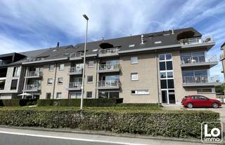 Dit appartement (119m²) is gelegen dicht bij het centrum van Lochristi met 2 slaapkamers en bevindt zich op de eerste verdieping . De indeling is als volgt: Inkomhal, apart toilet, living met open ingerichte keuken en veel lichtinval (40m²), berging/wasplaats, slaapkamer 1 (11m²), slaapkamer 2 (8m²) badkamer met dubbele lavabo en ligbad, zuid gericht terras, achteraan garage voor 1 wagen. Huurprijs: 990,00€/maand + 25,00€ algemene kosten = 1015,00€/mnd.<br />Beschikbaar vanaf 15/12/2026<br />Interesse in dit appartement? Mail ons met uw naam EN telefoonnummer: info@loimmo.be<br />Geen telefonische afspraken, wij contacteren u!