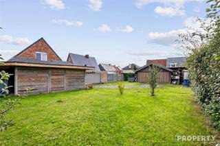Op zoek naar een woning die je nog verder naar smaak kan inrichten? Dan is deze aantrekkelijke halfopen bebouwing, gelegen in een rustige wijk te Ingelmunster, absoluut het ontdekken waard!Op het gelijkvloers bevinden zich de leefruimte met zithoek en eetplaats, aansluitend op de open keuken met kookeiland. Daarnaast zijn er verschillende extra ruimtes die dienst kunnen doen als bureau, hobbyruimte of berging.Op de verdieping vindt u de slaapkamers en een badkamer met ligbad en dubbele wastafel.Buiten beschikt de woning over een grote tuin, een overdekte ruimte die als terras kan worden ingericht en een vrijstaande dubbele garage. Ook aan extra bergruimte en parkeergelegenheid is er geen gebrek.De woning vraagt hier en daar nog wat opfrissing en afwerking, maar biedt een mooie basis om alles naar eigen smaak in te richten.Benieuwd naar deze woning? Neem gerust contact met ons op voor een bezoek! 056 96 08 00 – info@property-vastgoed.be
