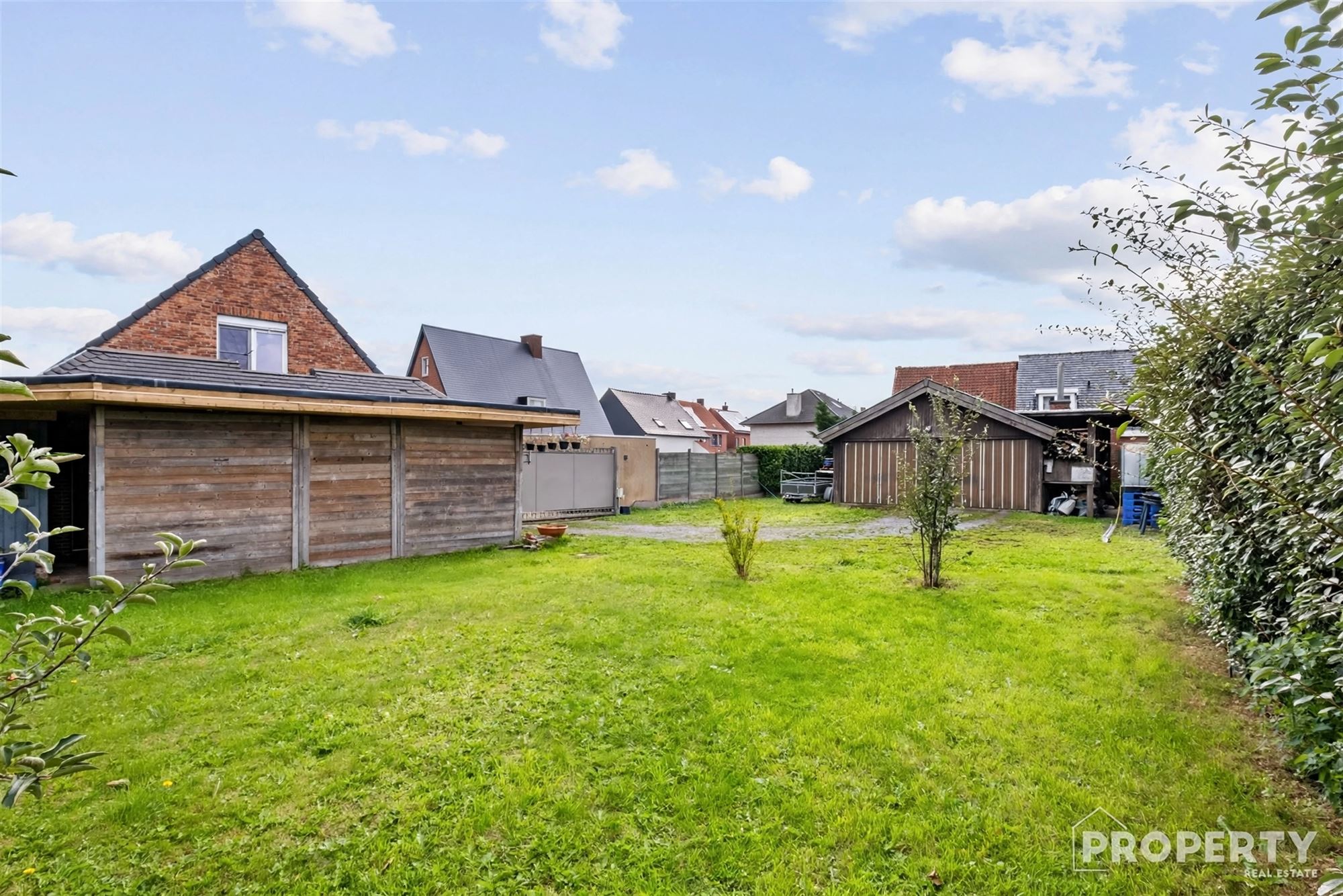 HALFOPEN BEBOUWING MET GROTE TUIN EN DUBBELE GARAGE - foto 2