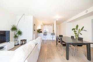 <strong>BRUSSELS</strong>, in the exceptional “UPSITE” development, opposite Tour & Taxis – a stunning flat of ±119m² on the 3rd floor of the apartment block. It comprises: entrance hall, living room of ±32m² with a terrace of ±14m², fully fitted kitchen, 3 bedrooms, bathroom, shower room, cellar (U02-CV45). Parquet flooring throughout. Service charges: €290/month (communal charges, insurance, property management). Available immediately. Energy performance certificate: B. A rare find in a rapidly developing neighbourhood, set amongst the canal, green spaces, a food market and excellent transport links. <br /><br />
<ul>
<li>Entrance hall – cloakroom – toilet with washbasin</li>
<li>Spacious living room of ±32m² with access to the terrace of ±14m²</li>
<li>Fully fitted Siemens kitchen (oven, hobs, extractor hood, fridge, freezer, dishwasher, microwave, laundry connections)</li>
<li>1 bedroom of ±15.5m² + en-suite bathroom (bath, washbasin, toilet)</li>
<li>1 bedroom of ±10m²</li>
<li>1 bedroom of ±9m²</li>
<li>Shower room (shower, washbasin)</li>
<li>Cellar U02-CV45</li>
</ul>