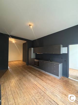 <h1><span>Instapklaar 2-slaapkamerappartement in hartje Antwerpen</span></h1><p><span>Welkom in dit instapklare 2-slaapkamerappartement van ca. 79 m², gelegen op de tweede verdieping van een kleinschalig gebouw in de populaire Nationalestraat, pal in het centrum van Antwerpen.</span></p><p><span>Bij het binnenkomen word je meteen verwelkomd in de aangename leefruimte. De authentieke planchetvloer zorgt voor een warme en karaktervolle uitstraling. Dankzij de open indeling is er voldoende ruimte voor zowel een comfortabele zithoek als een ruime eettafel.</span></p><p><span>De open keuken sluit mooi aan op de leefruimte en is volledig uitgerust met de nodige toestellen, waaronder een koelkast met diepvries, vaatwasser, elektrische kookplaat en meer.</span></p><p><span>Aan de achterzijde van het appartement bevindt zich de ruime hoofdslaapkamer. Dankzij de ligging aan de rustige achterzijde geniet je hier van meer privacy. Daarnaast beschikt het appartement over een tweede slaapkamer, die eveneens perfect kan worden ingericht als bureau, dressing of extra bergruimte.</span></p><p><span>De betegelde badkamer is voorzien van een dubbele lavabo en een comfortabele inloopdouche. Er is bovendien voldoende plaats voor zowel een wasmachine als droogkast.</span></p><h3><span>Troeven</span></h3><ul><li><span>2 slaapkamers</span></li><li><span>Ruime slaapkamer aan de rustige achterzijde</span></li><li><span>Plaats voor wasmachine en droogkast</span></li><li><span>Gemeenschappelijke fietsenstalling</span></li><li><span>Toplocatie in het centrum van Antwerpen</span></li><li><span>Gunstig EPC</span></li></ul><p><span>Beschikbaar vanaf 1 oktober</span></p><p><span>Huurprijs:</span><span> 995/maand<br /></span><span>Algemene kosten:</span><span> 55/maand, inclusief waterverbruik</span></p><p><span>Een ideaal appartement voor wie comfortabel en centraal wil wonen in het bruisende Antwerpen, met winkels, horeca, openbaar vervoer en alle voorzieningen op wandelafstand.</span></p>
