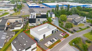 Uitstekend gelegen bedrijfsgebouw nabij de E17. De loods bevindt zich op een perceel van 1.993m² en omvat een magazijn van 570 m² met een vrije...
