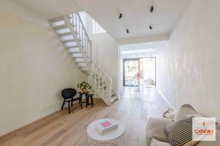 Deze instapklare, volledig gerenoveerde woning combineert hedendaags comfort met een praktische indeling.Bij het binnenkomen bevindt zich een...