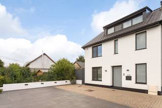 <div>
<div>This beautifully finished home was completely renovated in 2021 with a strong focus on quality, comfort and luxury. The pleasant rear extension brings in plenty of natural light, giving the house a warm and open atmosphere.</div>
<div>Located on a <strong>5‑are</strong> plot, the property is equipped with modern technologies and high‑quality materials. Some key features include:</div>
<ul>
<li>triple glazing</li>
<li>full home automation, including curtain control</li>
<li>high‑efficiency gas boiler</li>
<li>underfloor heating on the ground floor</li>
<li>ventilation system type D with heat recovery</li>
<li>videophone and alarm system</li>
<li>water softener</li>
</ul>
<div>The fully enclosed garden is beautifully landscaped and offers several terraces, a jacuzzi and a charming wooden outbuilding. A great added bonus: the garden provides access to a rear street, ensuring extra convenience and accessibility.</div>
<div>Inside, the house exudes pure class and refinement. With <strong>5 bedrooms</strong>, <strong>2 bathrooms</strong> and <strong>5 parking spaces</strong>, this is the perfect home for those who value space, privacy and comfort.</div>
<div>The property also enjoys a quiet, rural location, close to the centre of Bertem, UZ Gasthuisberg and Leuven.</div>
<div><strong>A full renovation that is truly worth a visit!</strong><br />👉 For more information or to schedule a viewing (Possibly available from April 18), contact Sven at <strong>0486/400905</strong> or <strong>sven@immogve.be</strong>.</div>
</div>