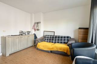 Deze praktische studio is gelegen op de derde verdieping en bevindt zich op een bijzonder centrale locatie in het centrum van Roeselare. Dankzij de uitstekende ligging zijn winkels, supermarkten, scholen, horecazaken, openbaar vervoer en andere dagelijkse voorzieningen allemaal vlot bereikbaar te voet.<br /><br />Ook het station van Roeselare bevindt zich in de nabije omgeving, waardoor u geniet van een goede verbinding met omliggende steden en gemeenten. Een ideale ligging voor wie centraal wil wonen, dagelijks pendelt met het openbaar vervoer of op zoek is naar een interessante investering.<br /><br /><strong>Indeling</strong>:<br />Bij het betreden van de studio komt u rechtstreeks in de keuken, die toegang biedt tot de aangename woon- en leefruimte. Deze ruimte kan dankzij de praktische indeling eveneens ingericht worden als slaapruimte.<br />Via de keuken is er toegang tot de badkamer, uitgerust met een douche, lavabomeubel en toilet.<br /><br /><strong>Troeven:</strong>
<ul>
	<li>Uiterst centrale ligging in het centrum van Roeselare.</li>
	<li>Momenteel verhuurd aan € 550 per maand, inclusief gemeenschappelijke kosten, waardoor er onmiddellijk huurrendement mogelijk is.</li>
	<li>Interessante investering voor zowel beginnende als ervaren investeerders.</li>
	<li>Winkels, supermarkten, scholen en horeca op wandelafstand.</li>
	<li>Praktische en functionele indeling.</li>
</ul>
<strong>Interesse?</strong> Contacteer ons kantoor voor meer informatie of plan vrijblijvend een bezoek via 051 20 14 00 of info@dicasa.be.