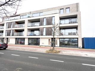 Ontdek luxe wonen aan het kanaal in Bredene! Dit ruime gelijkvloerse appartement met 2 slaapkamers en 2 badkamers biedt een mooi uitzicht. Geniet...