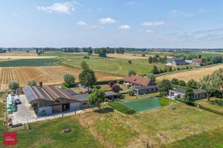 Ruime en lichtrijke gezinswoning bestaande uit inkomhal open ingerichte keuken met eetruimte en zitliving, gezellige bar, badkamer op het gelijkvloers, bureel, wasplaats, op de verdieping zijn er vier ruime slaapkamers. Verder op het domein zijn er 2 vakantiewoningen met afzonderlijke toegang, een grote zwemvijver, dubbele carport, ruime overdekte stal, bijhorende hoevewinkel (eigen kweek), en voldoende parkeergelegenheid op het perceel. De gezinswoning kan eventueel uitgebreid worden met 1 van de 2 vakantiewoningen die aanpalend is. De oppervlakte bedraagt 1ha, met de mogelijkheid om uit te breiden tot in totaal 3ha 46a 55ca.<br /><br />Inrichting vakantiewoning 1<br />Luxueus geïnstalleerd met volledige ingerichte moderne keuken met vaatwas, oven en microgolf, wasmachine en strijkmogelijkheden. Ruime slaapkamer (tweepersoonsbed).<br />Woonkamer met gascassette (haardvuur) , flat screen TV, stereo en internetaansluiting. De grote L-vormige woonkamer heeft een vouwbed en een bedkast (splitsbaar door een geïsoleerde verschuifbare wand).<br />Badkamer met ruime wastafel WC en inloopdouche. extra WC in de gang.<br />Privé terras en ruime omheinde tuin met uniek zicht op de zwemvijver en het kerkje van Oeren,<br />Inrichting vakantiewoning 2<br />Luxueus geïnstalleerd met volledige ingerichte moderne keuken met vaatwas, oven en microgolf, wasmachine en strijkmogelijkheden. Ruime slaapkamer (tweepersoonsbed).<br />Woonkamer, flat screen TV, stereo en internetaansluiting. Living met zetel-bed voor 2 personen.<br />Badkamer met ruime wastafel WC, inloopdouche en bad.